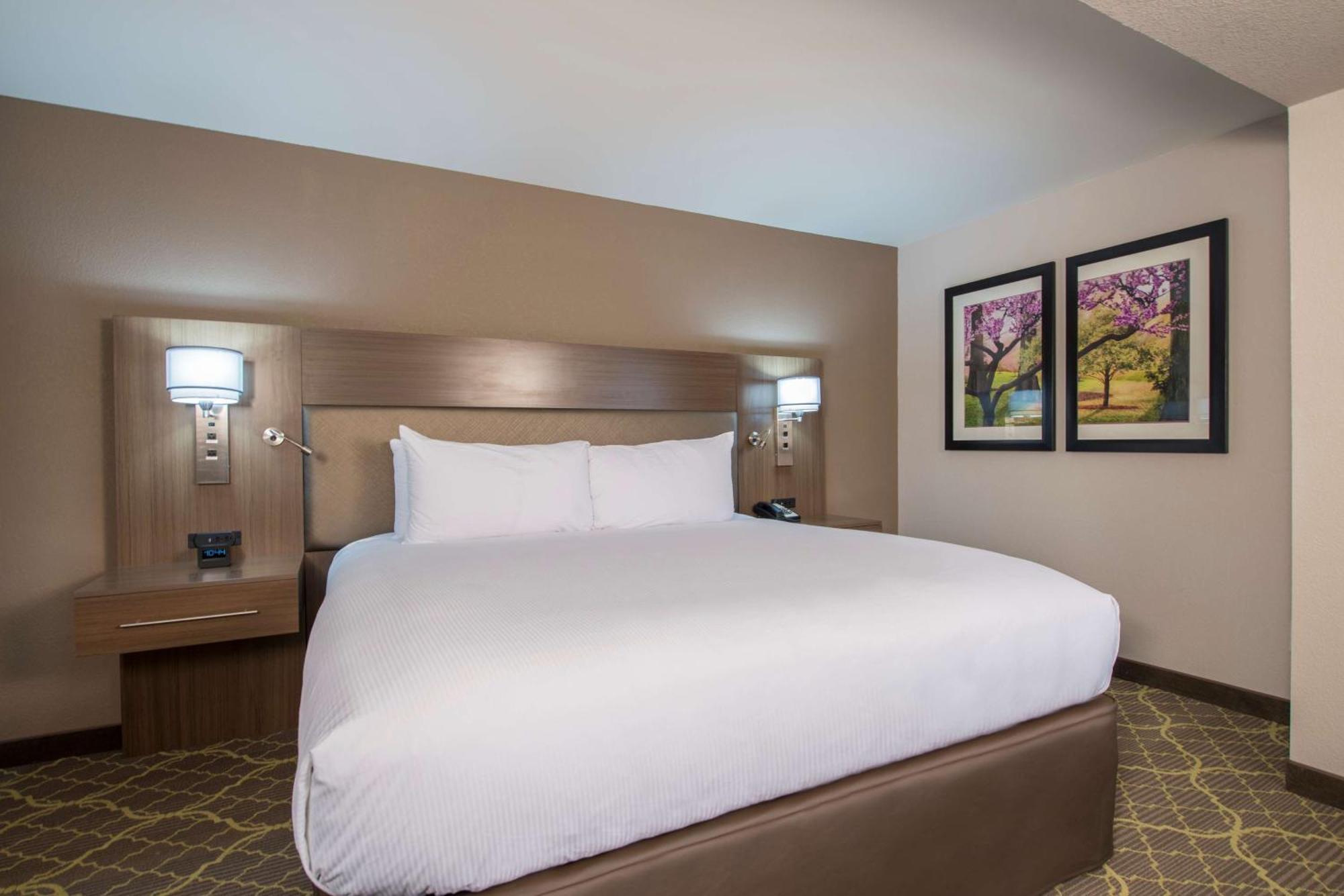 Doubletree By Hilton Winston Salem - University, Nc Экстерьер фото