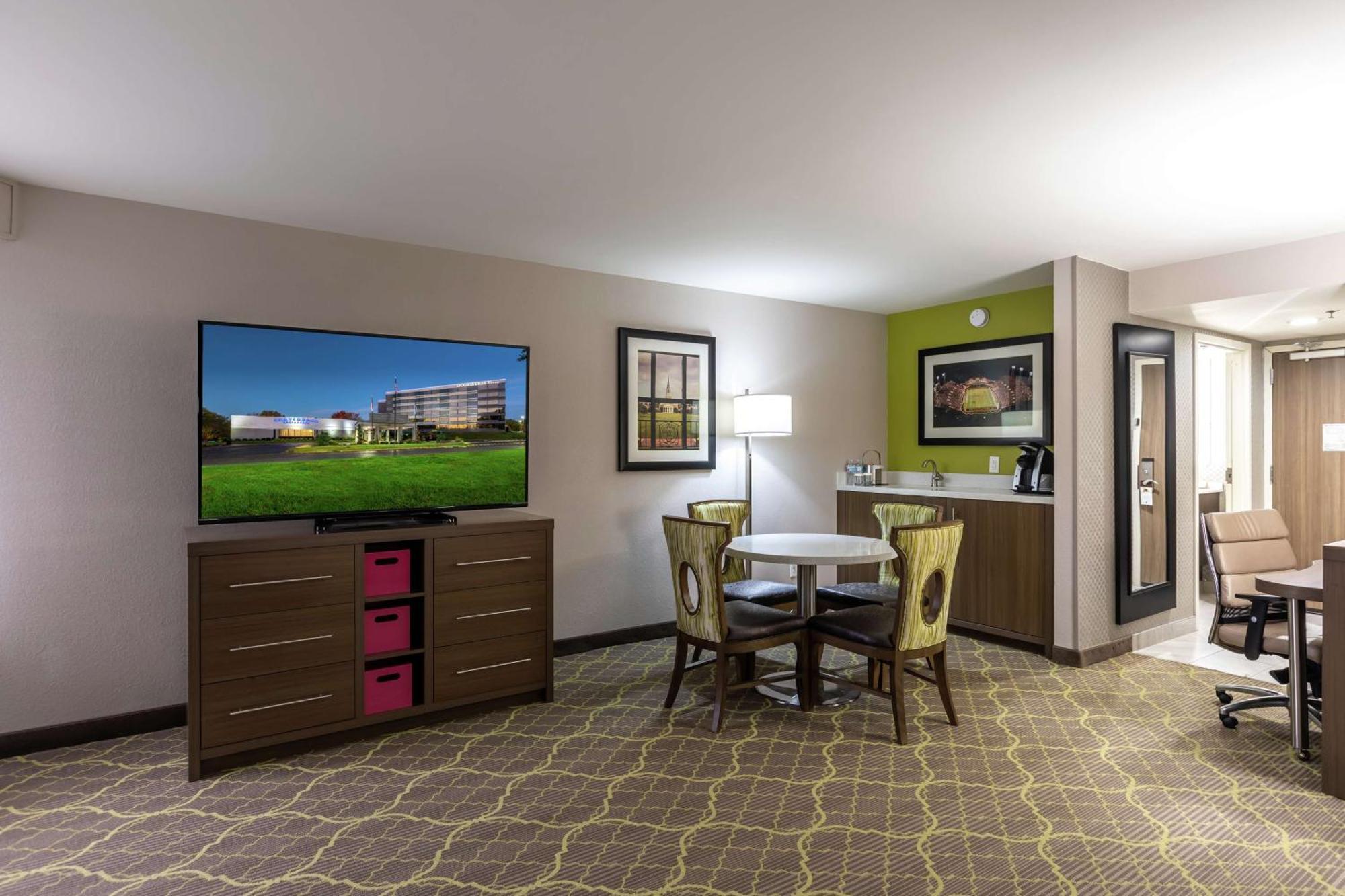 Doubletree By Hilton Winston Salem - University, Nc Экстерьер фото
